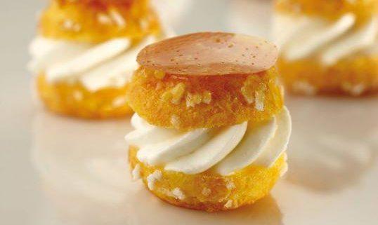 Bigne’ caramellati con crema pasticcera e panna montata…