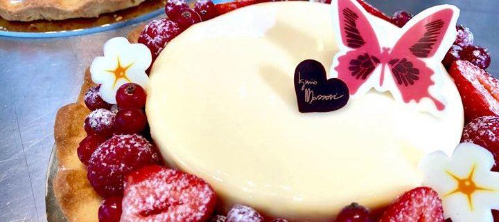 Crostata con confettura di fragole, mousse cioccolato bianco e frutti rossi .