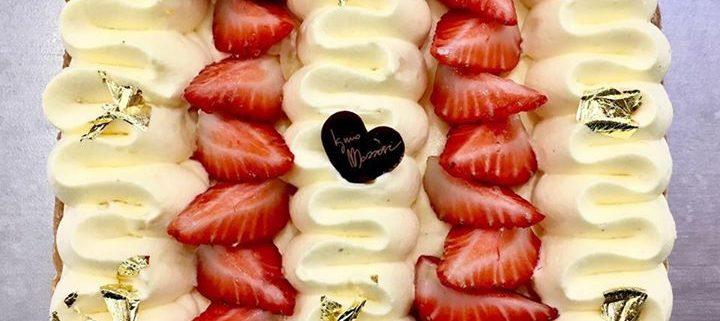 Crostata con crema chantilly e fragole