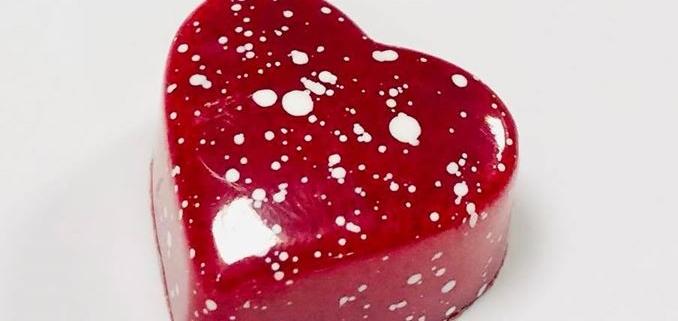 Sullo shop online confezioni di pralines per San Valentino