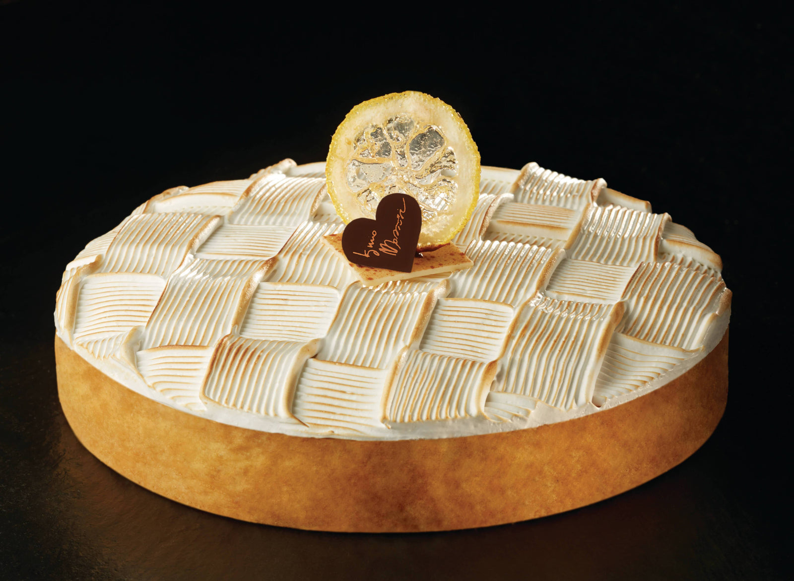 Torta di limone e frutta finita con meringa