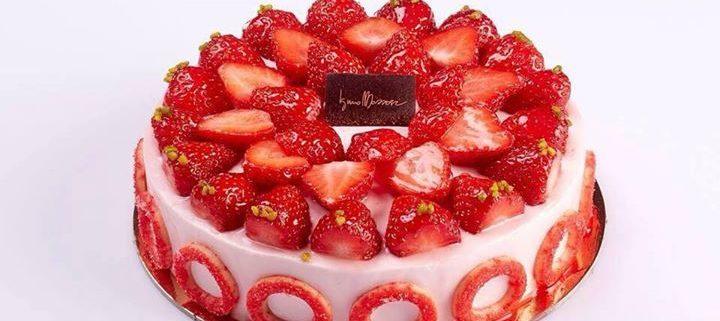 Vi auguro una buona giornata con questa torta fragolosa!