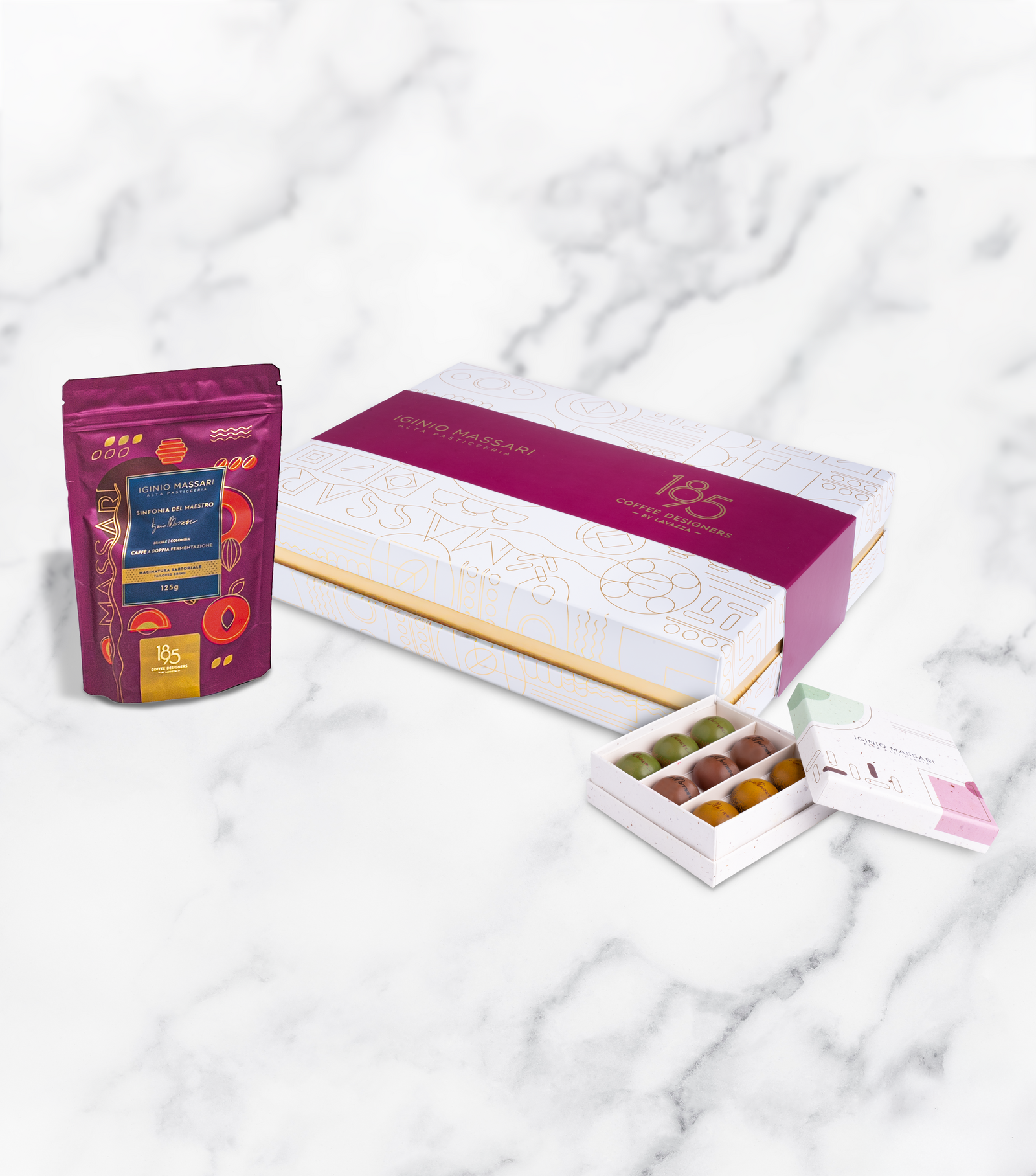 Box Regalo - 1895 di Iginio Massari Alta Pasticceria: scatola da collezione bianca con dettagli oro e banda bordeaux '1895 Coffee Designers by Lavazza', contenente confezione da 125 grammi di caffè. 
scatola da collezione Iginio Massari Alta Pasticceria. Scatola grafica bianca con dettagli lusso oro, con banda bordeaux "1895 Coffe Designers by Lavazza" contenente confezione da 125 grammi di caffè macinato a doppia fermentazione Sinfonia del Maestro e confezione da 9 praline al cioccolato al latte e fondente