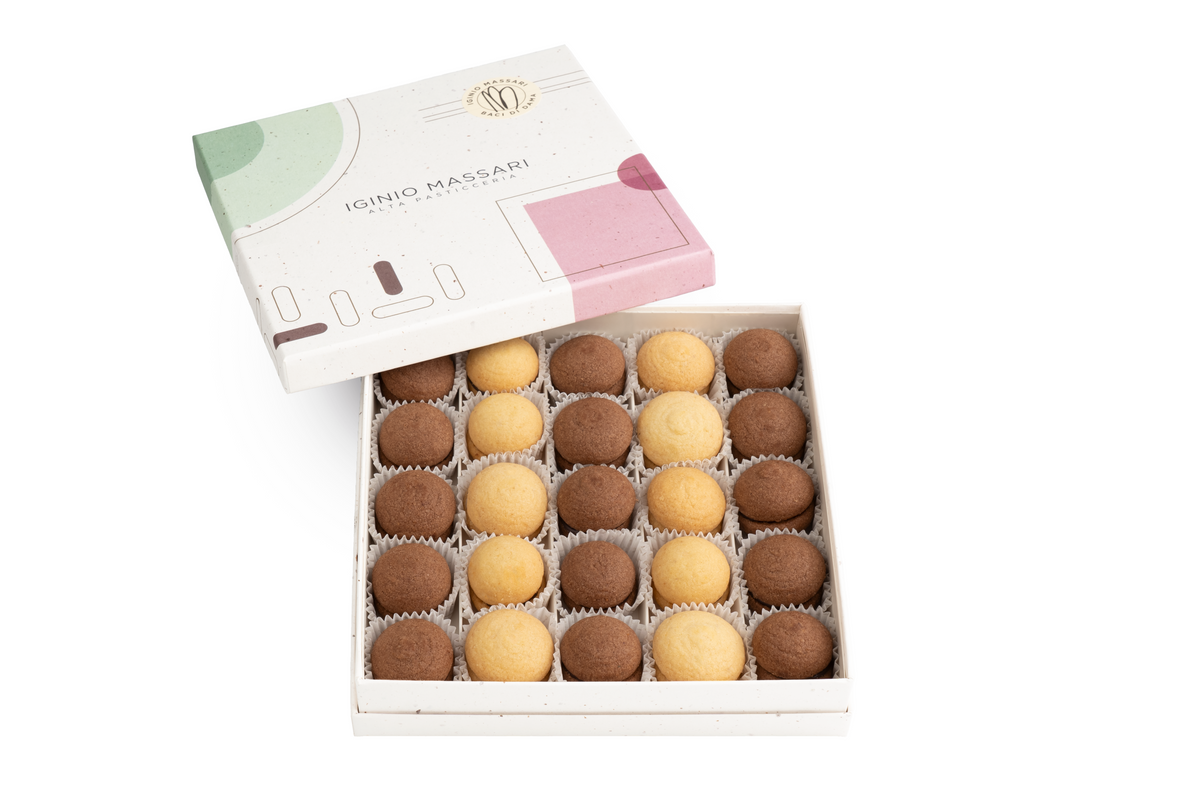  Baci di Dama di Iginio Massari Alta Pasticceria: confezione da 25 biscotti friabili alla mandorla e nocciola con ripieno sottile di cioccolato fondente.