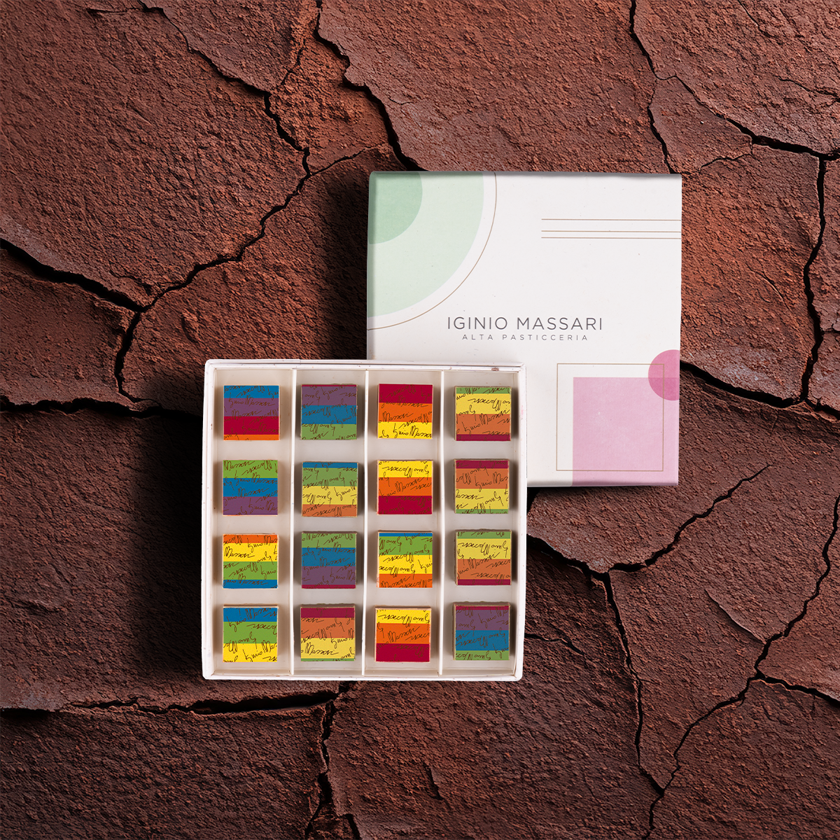 Cremini Arcobaleno di Iginio Massari Alta Pasticceria: confezione da 16 cioccolatini a strati con ripieni al pistacchio, lampone, mandorla e nocciola.