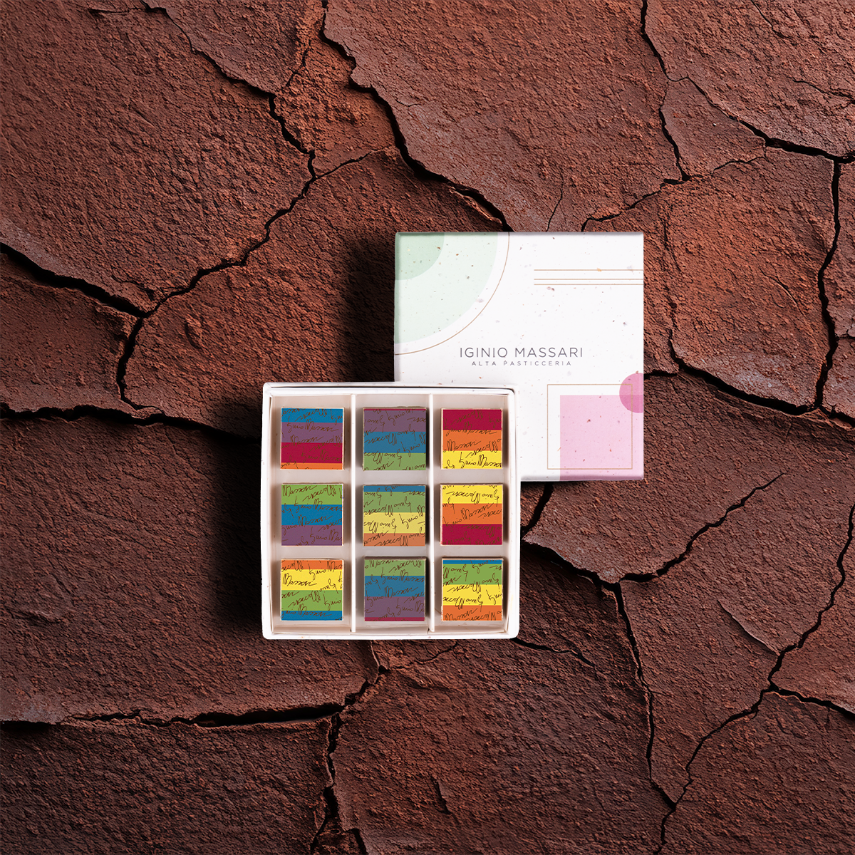 Cremini Arcobaleno di Iginio Massari Alta Pasticceria: scatola da 9 cubetti stratificati di cioccolato con gusti al pistacchio e lampone, mandorla, nocciola.