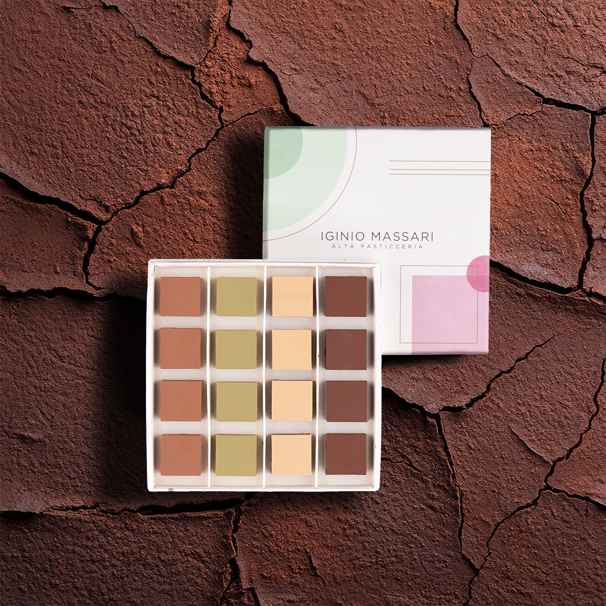 Cremini Assortiti di Iginio Massari Alta Pasticceria: cubetti di cioccolato artigianali a strati con gusti al fondente, latte, tre cioccolati, pistacchio, caffè e mandorla confezionati in elegante scatola da 16 pezzi