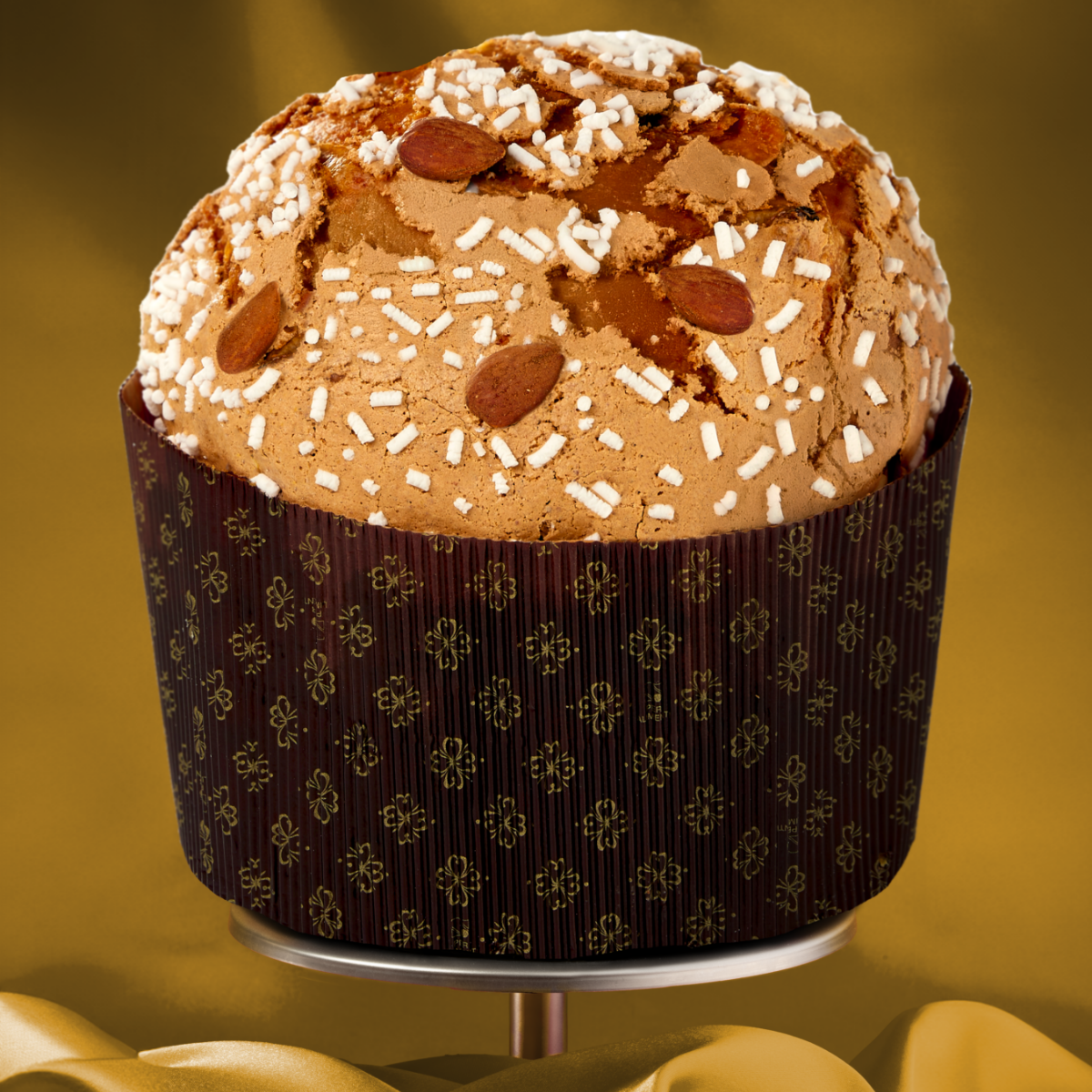 Panettone da 3kg Iginio Massari Alta Pasticceria con uvetta e arancia candita, ricoperto di glassa con mandorle e zucchero.