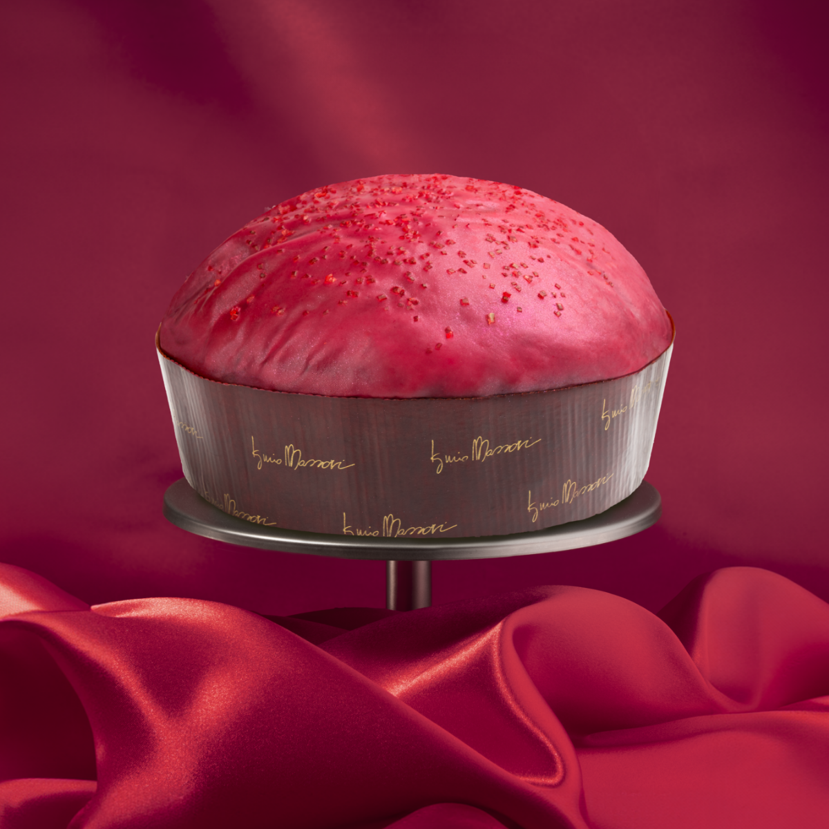 Panettone rosso Iginio Massari Alta Pasticceria con lamponi canditi, cioccolato e glassa al lampone. Edizione Limitata del Panettone è proposta glassata al lampone e ricoperta con zucchero cristallino.