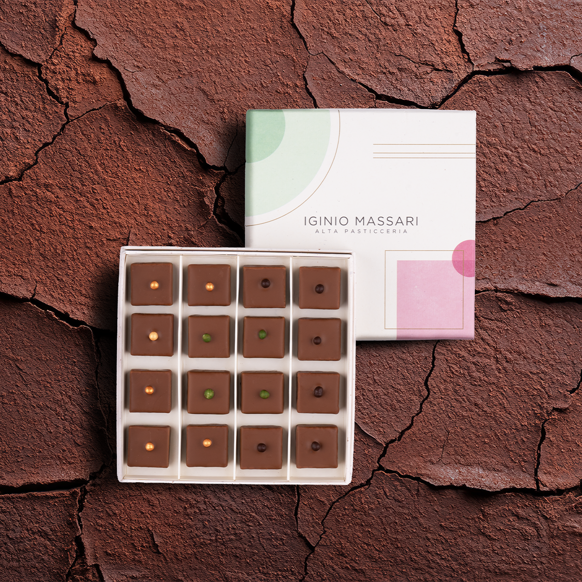 Praline Fantasia di Iginio Massari Alta Pasticceria: assortimento artigianale di cioccolatini ripieni al pistacchio salato, mandorla e nocciola, in elegante confezione regalo da 16 pezzi
