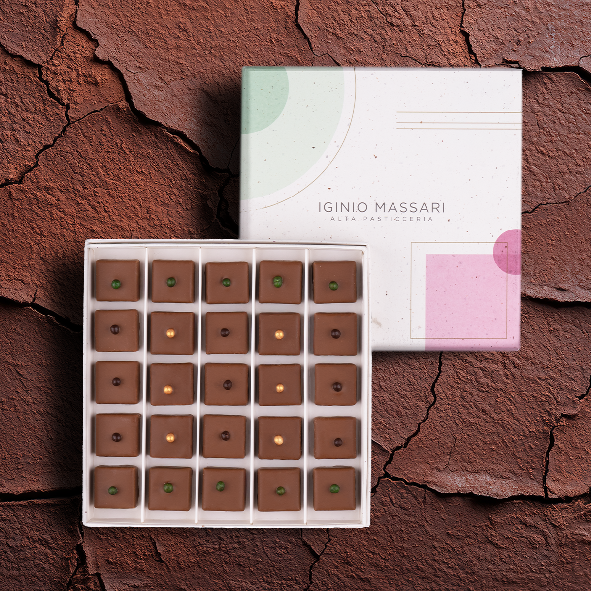 Praline Fantasia di Iginio Massari Alta Pasticceria: selezione di cioccolatini al latte e bianchi con cuore pralinato alla frutta secca e pistacchio caramellato confezionati in elegante scatola da 25 pezzi