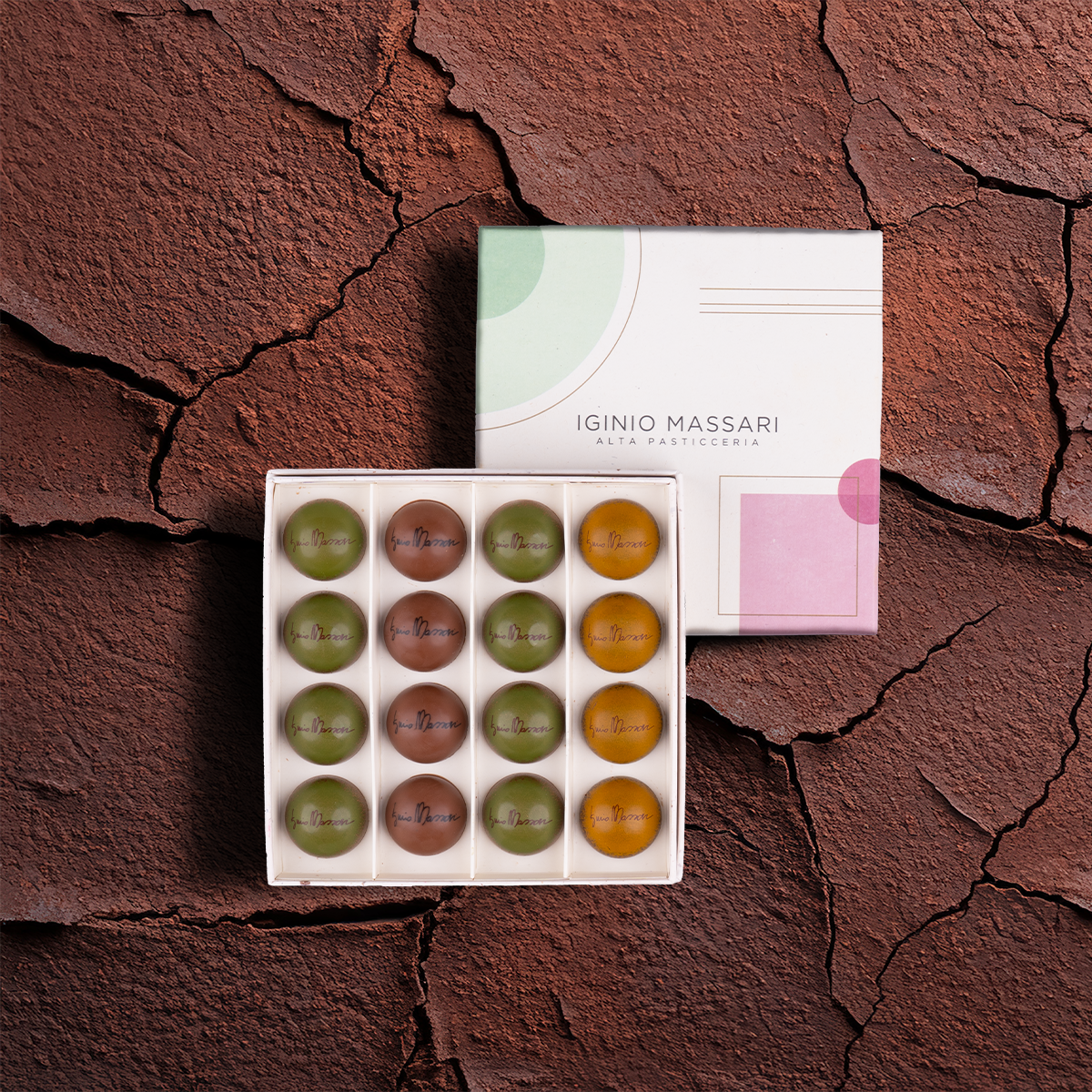 Praline assortite di Iginio Massari Alta Pasticceria: selezione artigianale di cioccolatini ripieni con gusti come pistacchio salato, mandorla, cremino, liquori e frutta esotica 16 pezzi.