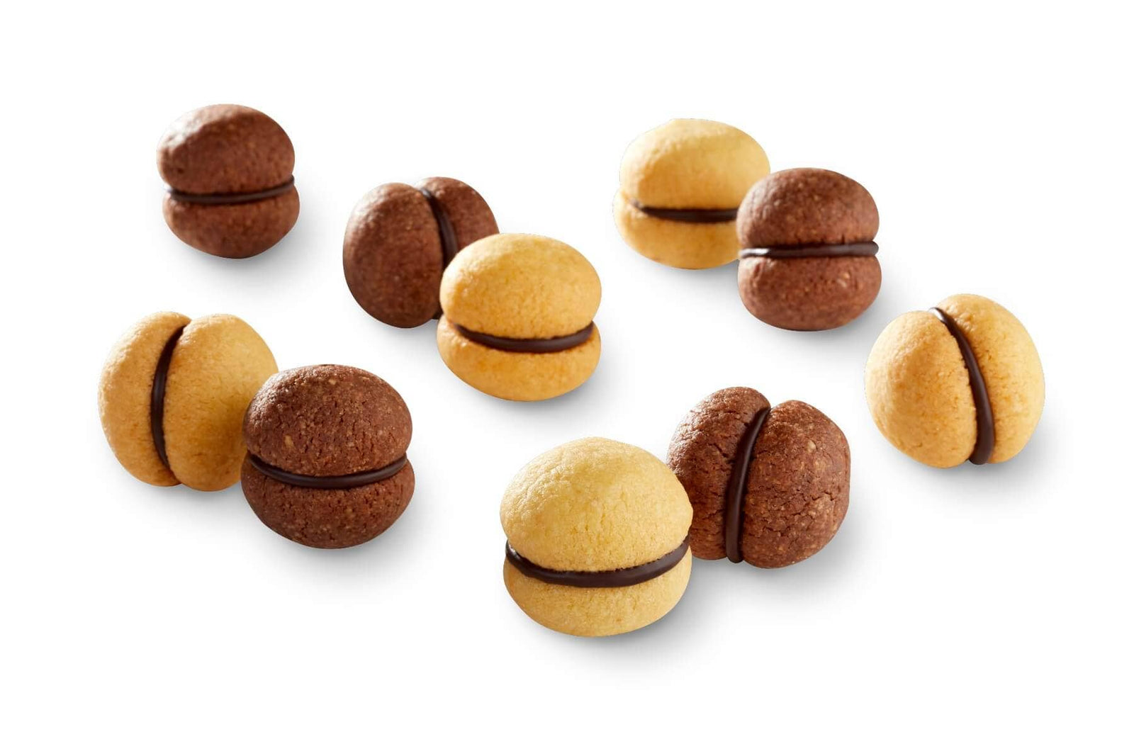 I Baci di Dama di Iginio Massari Alta Pasticceria: biscotti artigianali con farina di nocciole e mandorle uniti da uno strato di cioccolato fondente.